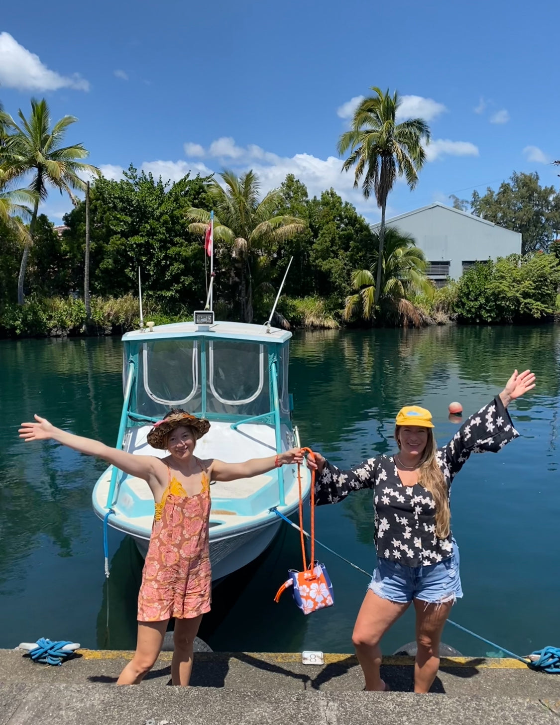 Las Olitas Palmas Rosas Bucket Pouch